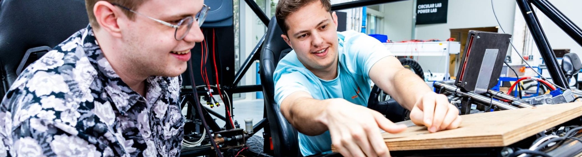 Studenten van de master Engineering Systems Automotive Systems in de MORE Vehicle.