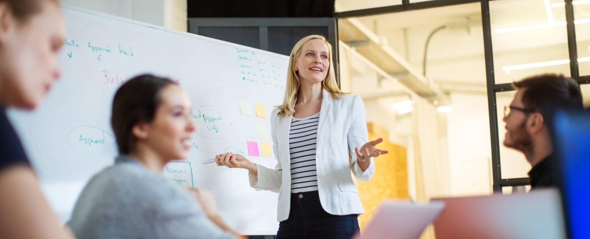 Professionals met elkaar aan het werk met post-its. 