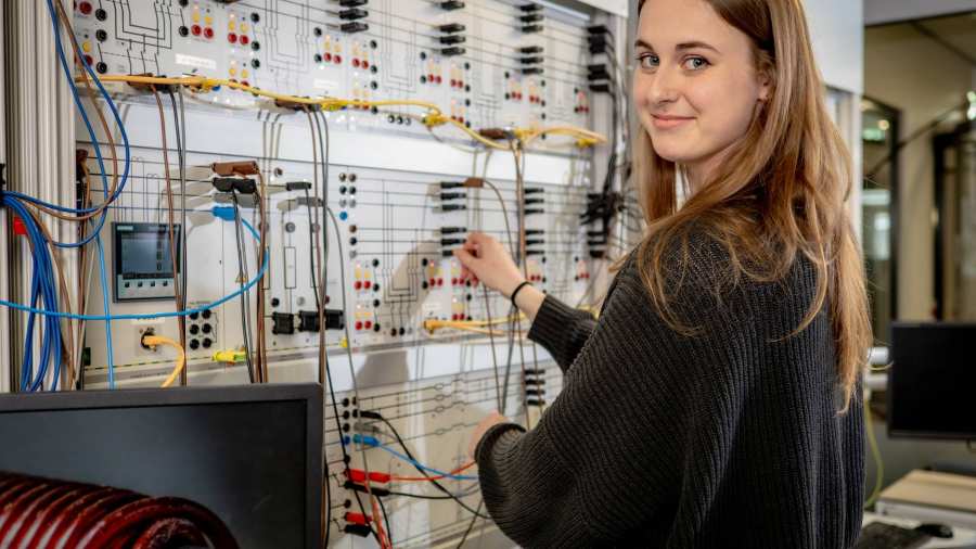 Master Sustainable Energy Engineering Systems studente Lisa bij de Lucas Nulle-panellen.