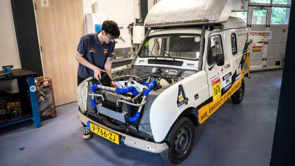 Een student Automotive werkt aan de HAN4L-auto.