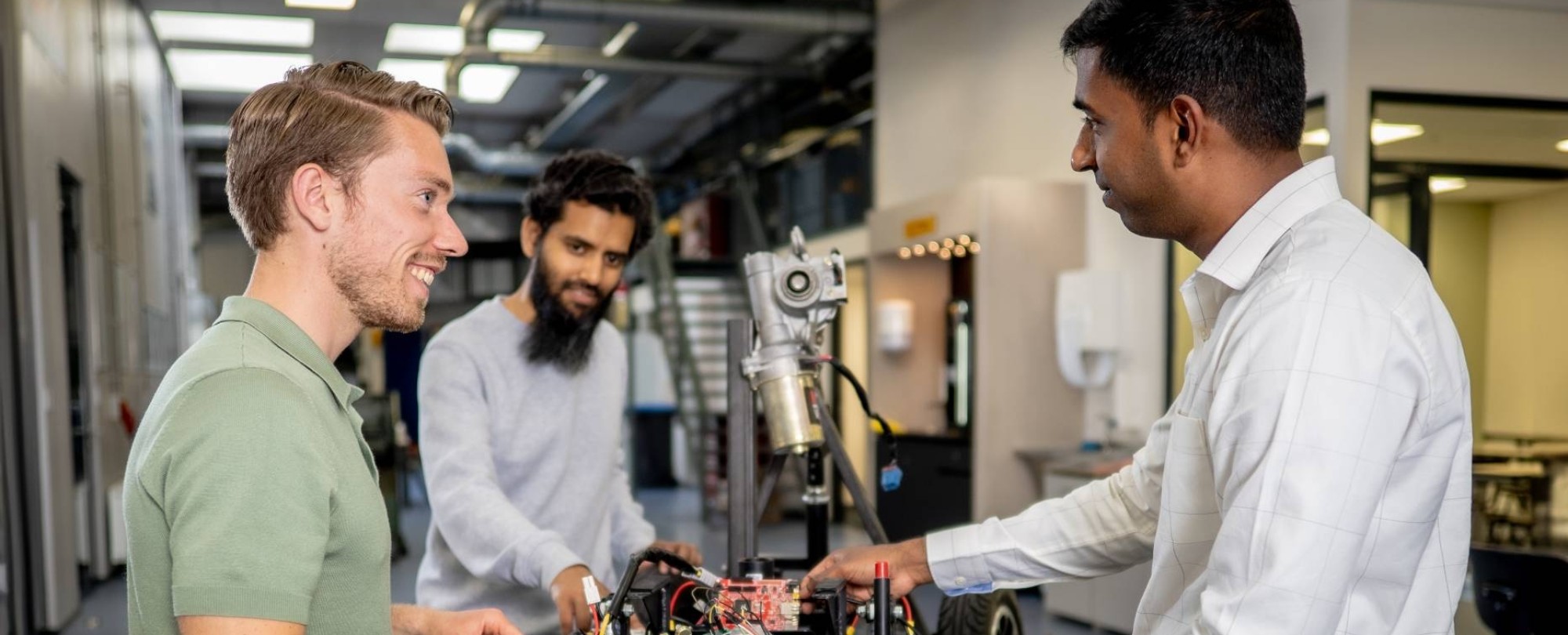 Een docent en twee studenten van de Master Engineering Systems Cyber Physical Systems werken aan het MORE-project, de scootmobiel.