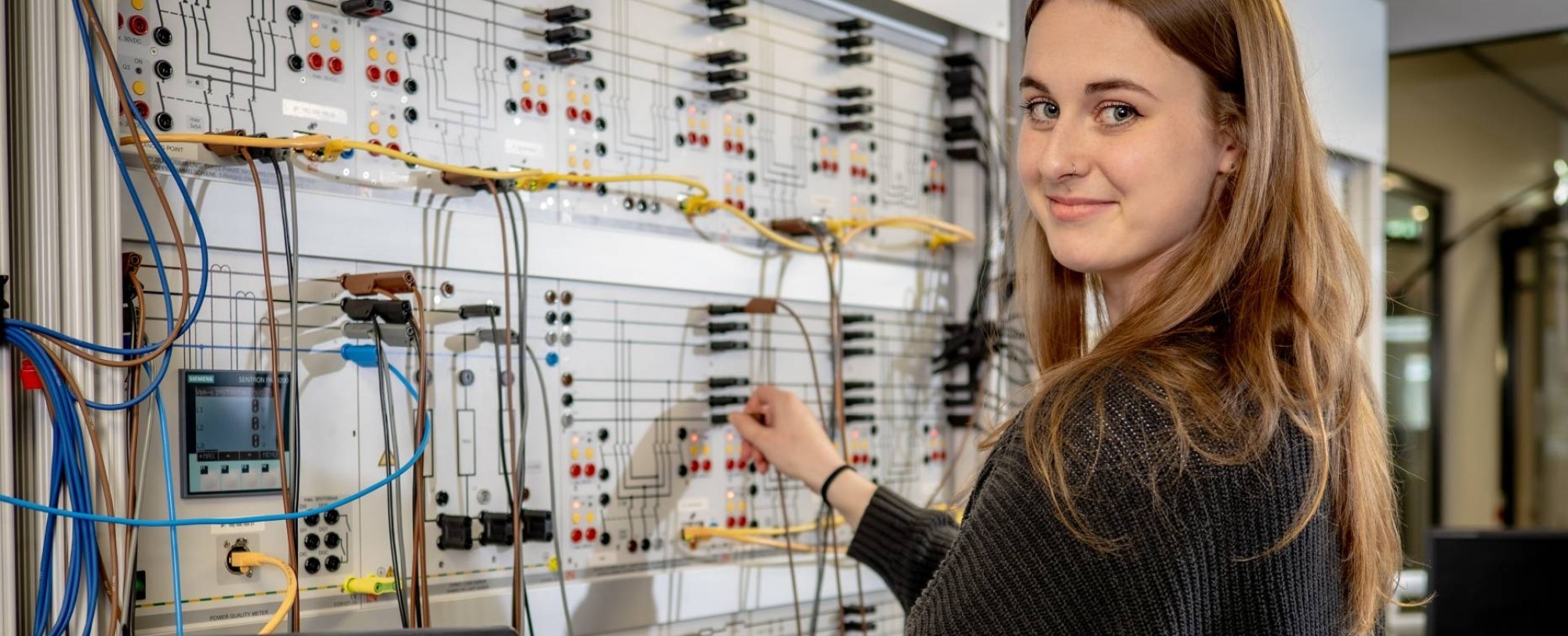 Master Sustainable Energy Engineering Systems studente Lisa bij de Lucas Nulle-panellen.