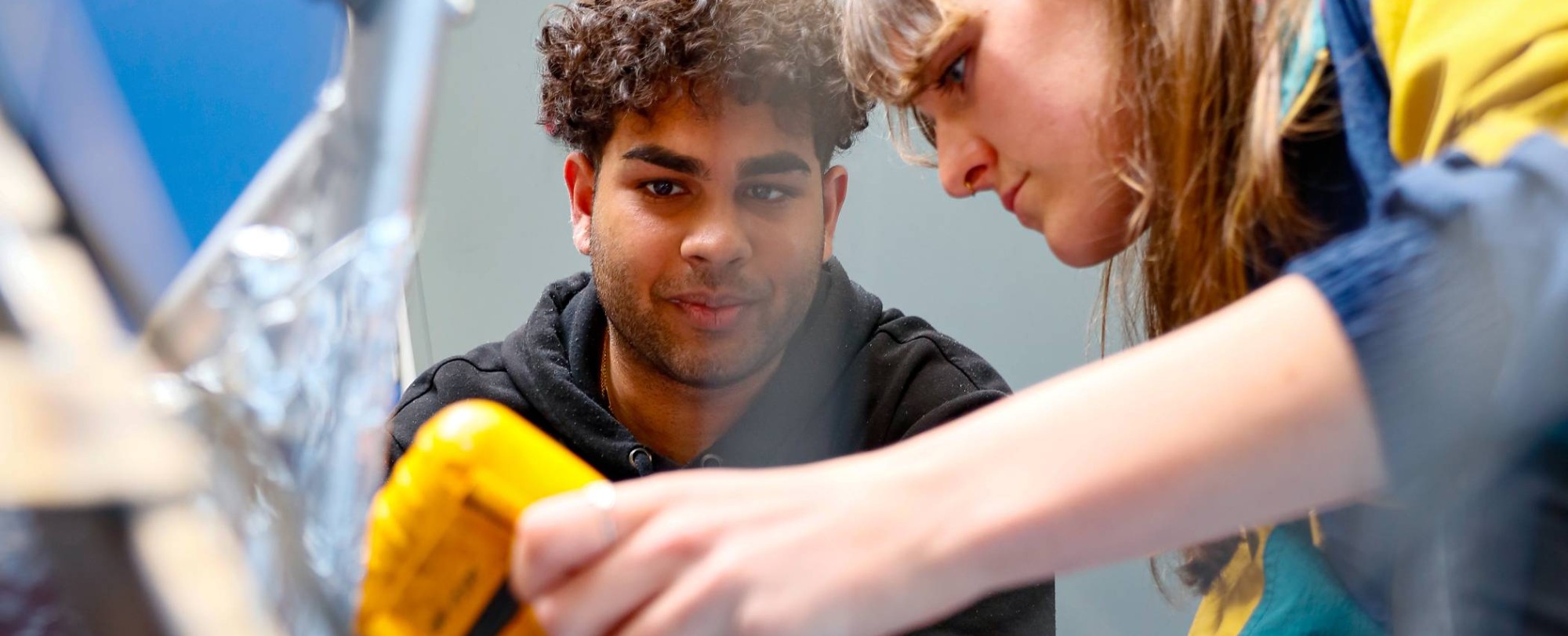 studenten werken aan powertrain