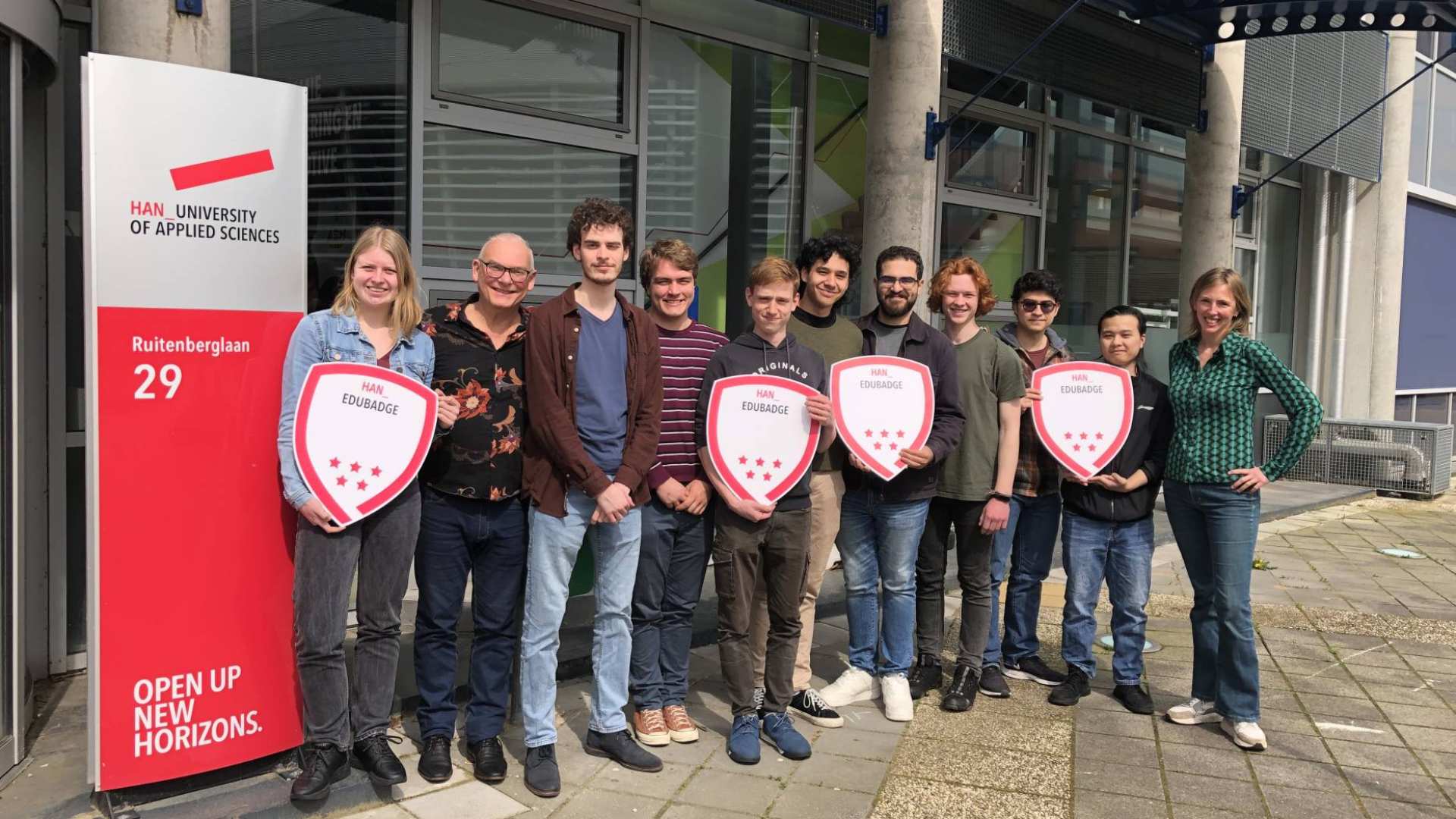 Vieren van eerste Student Kwalificatie Onderwijs Edubages bij de HAN University of Applied Sciences voor student-docenten Mechanical Engineering (Werktuigbouwkunde) na afronding van hun geslaagde didactische basistraining