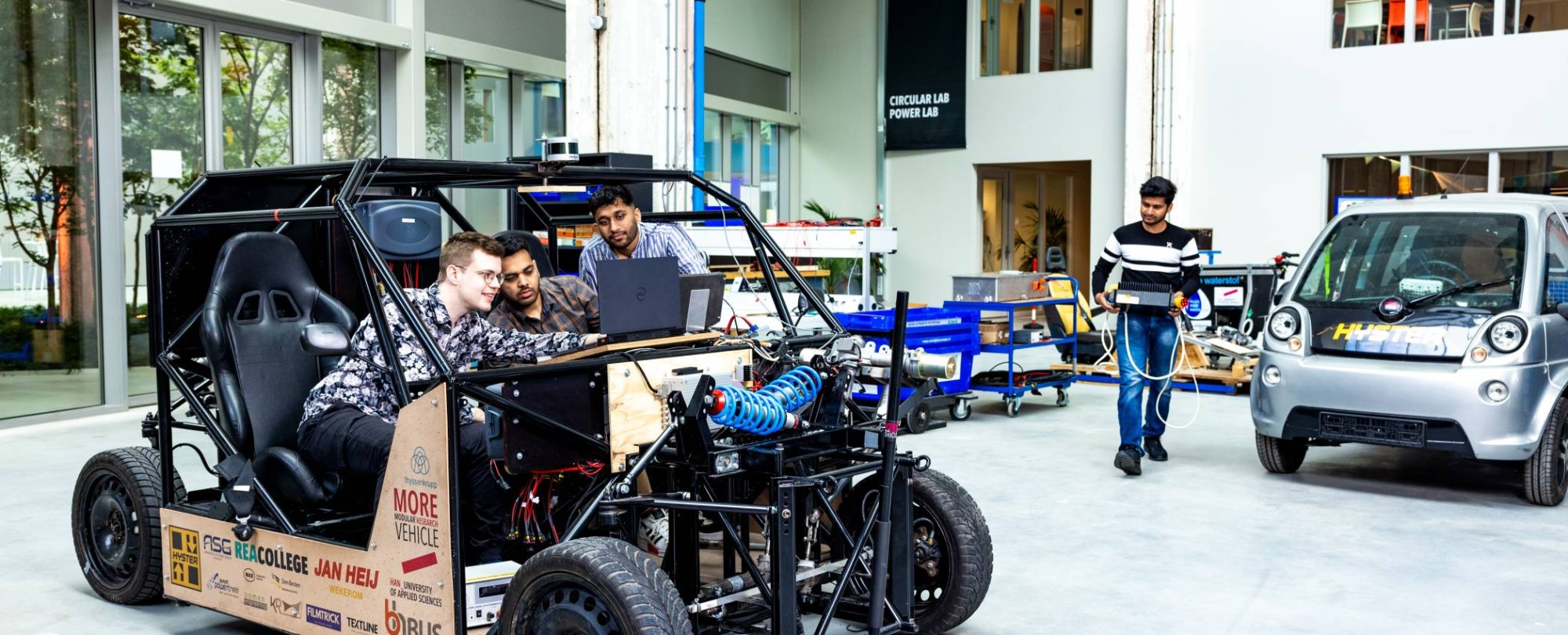 Studenten van de Master Engineering Systems Automotive Systems op IPKW bij de MORE Vehicle.