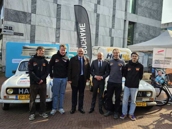 HAN 4L team ontmoet burgemeester Marcouch van Arnhem en de Nederlandse ambassadeur van Marokko nabij de Eusebiuskerk.