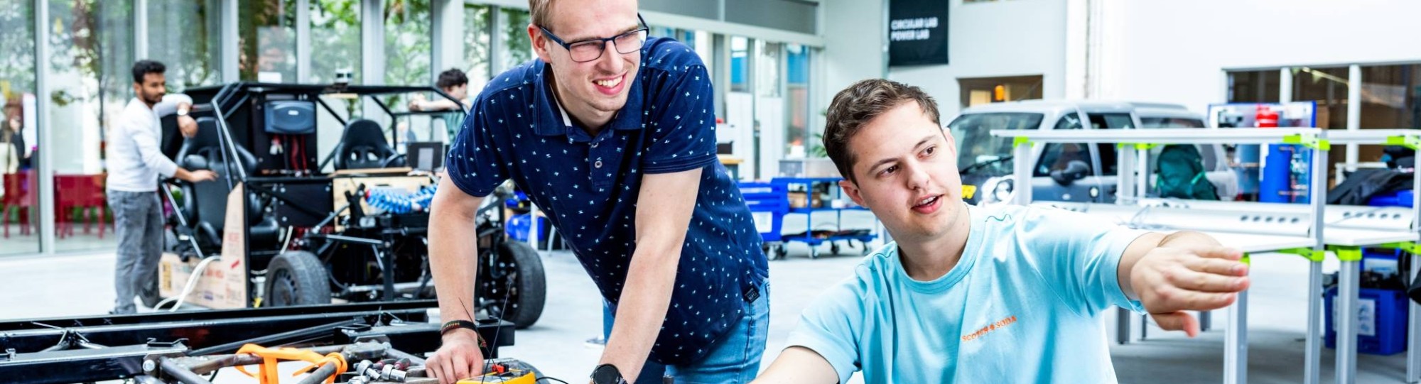 Master Engineering Systems Automotive Systems student geeft uitleg bij de MORE Vehicle.