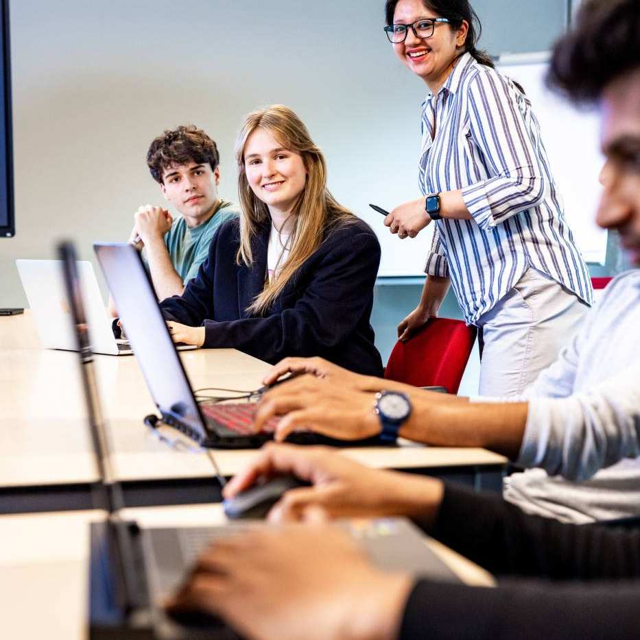 Master Engineering Systems Automotive Systems: Studenten en docent in een klassikale setting.