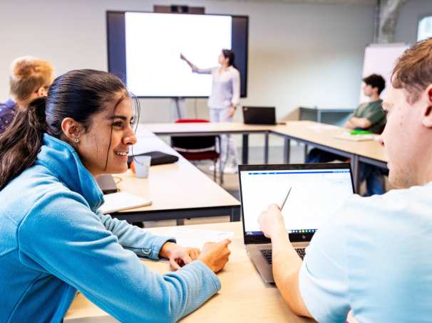 De studenten van de Master Engineering Systems Automotive Systems overleggen in de klas op IPKW.