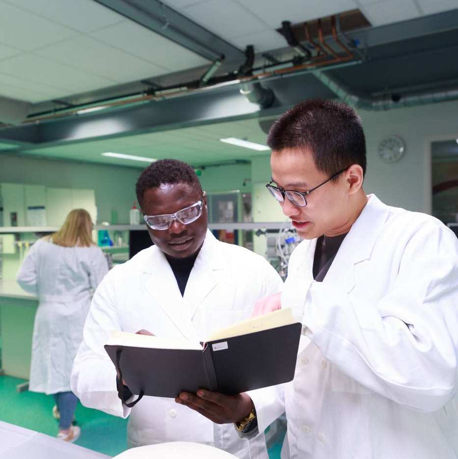 Studenten master Molecular Life Sciences Dat Le en Alain Barhasima staan in een biologielab