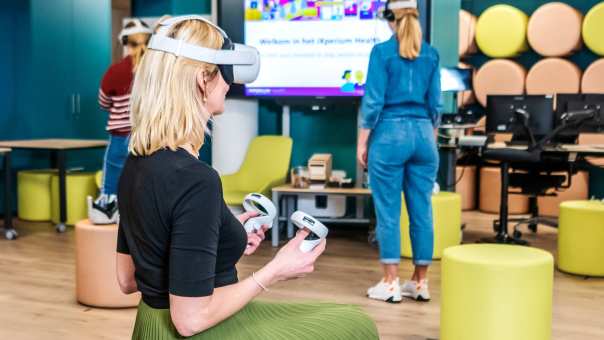 Foto van iXperium Health, waar 2 studenten en een docent een VR-bril op hebben.