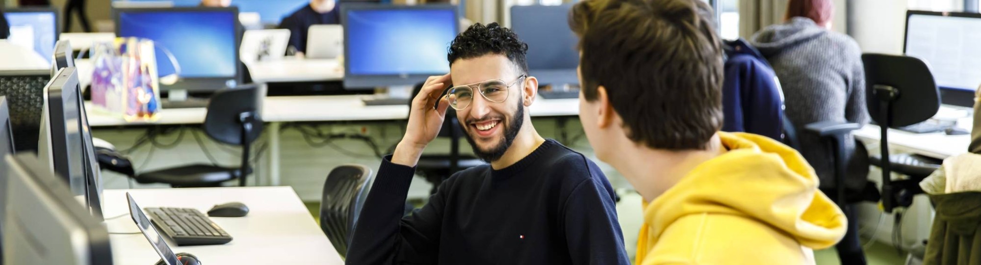 twee studenten in studiecentrum met laptop 