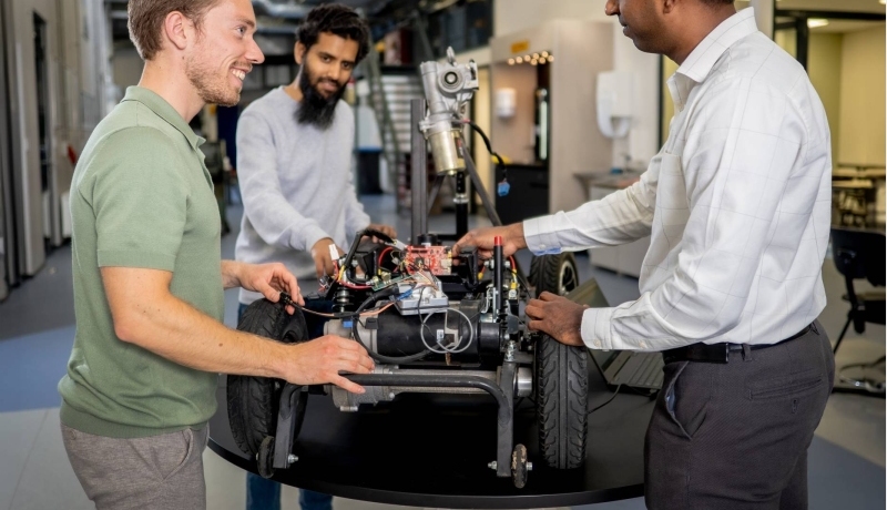 Een docent en twee studenten van de Master Engineering Systems Cyber Physical Systems werken aan het MORE-project, de scootmobiel.