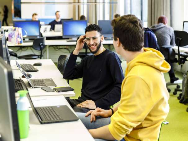 twee studenten in studiecentrum met laptop 