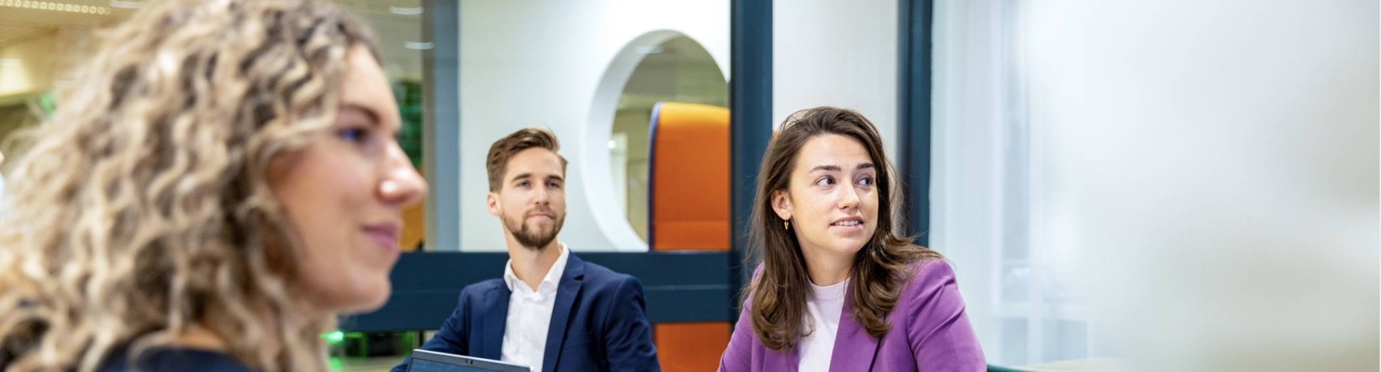 Studenten van de bachelor Commerciële Economie deeltijd, duaal in gesprek en samenwerken. 