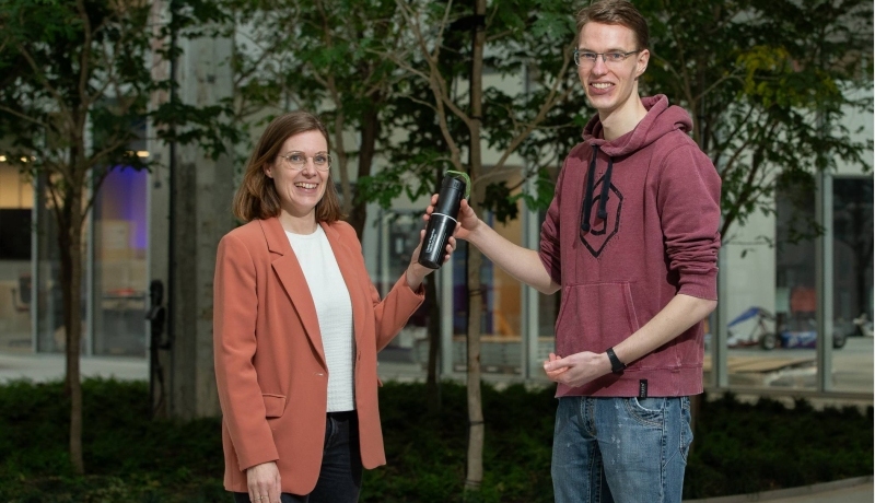 HAN BioCentre-manager Carlien Verberne reikt een prijs uit aan de winnaar van een van de drie challenges van de Biobased Battle, Dirk-Jaap Willemsen.