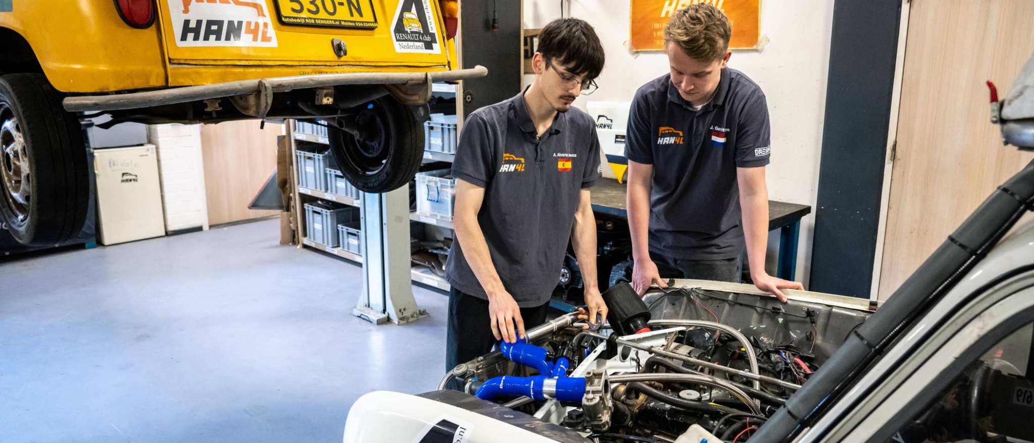 Twee studenten Automotive werken aan de HAN4L-auto.