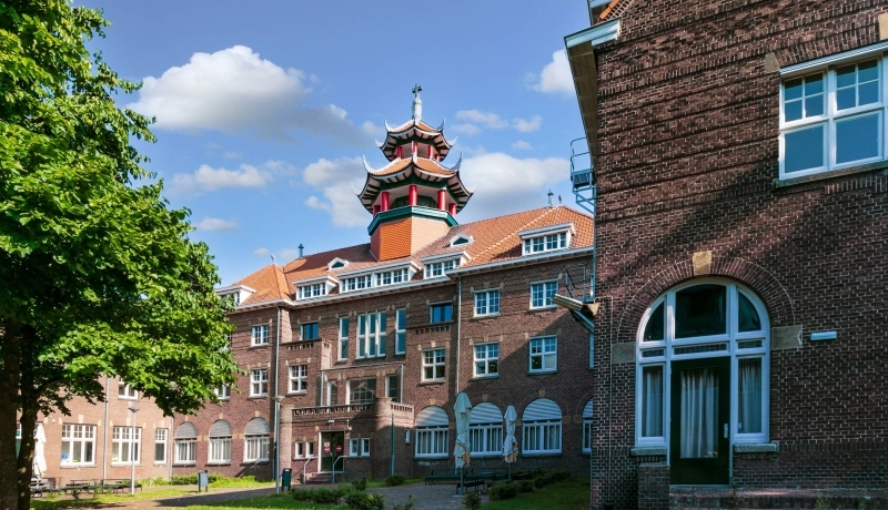 Nijmegen, Verlengde Groenestraat 75, Bisschop Hamerhuis, zonsondergang, torentje, zijaanzicht
