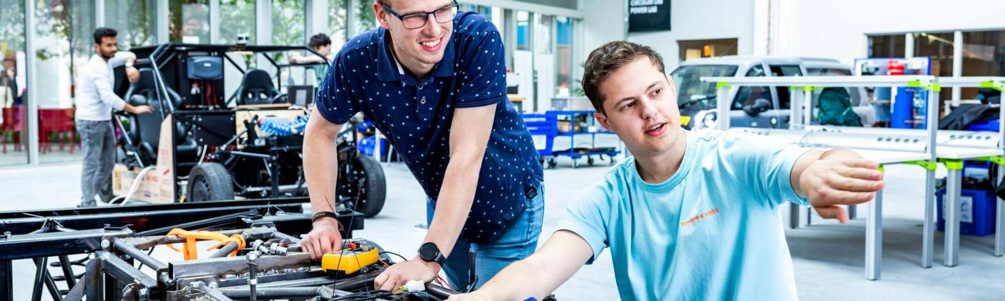 Master Engineering Systems Automotive Systems student geeft uitleg bij de MORE Vehicle.