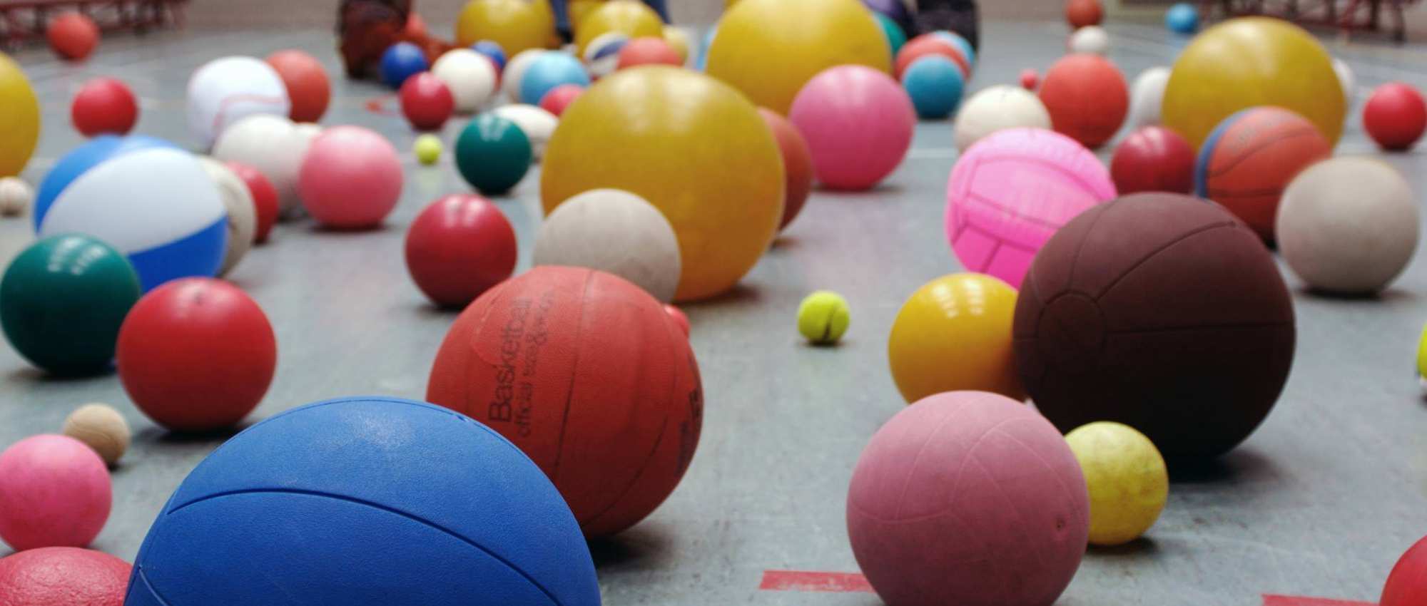 grote hoeveelheid ballen in zaalÂ voor psycho motorische training