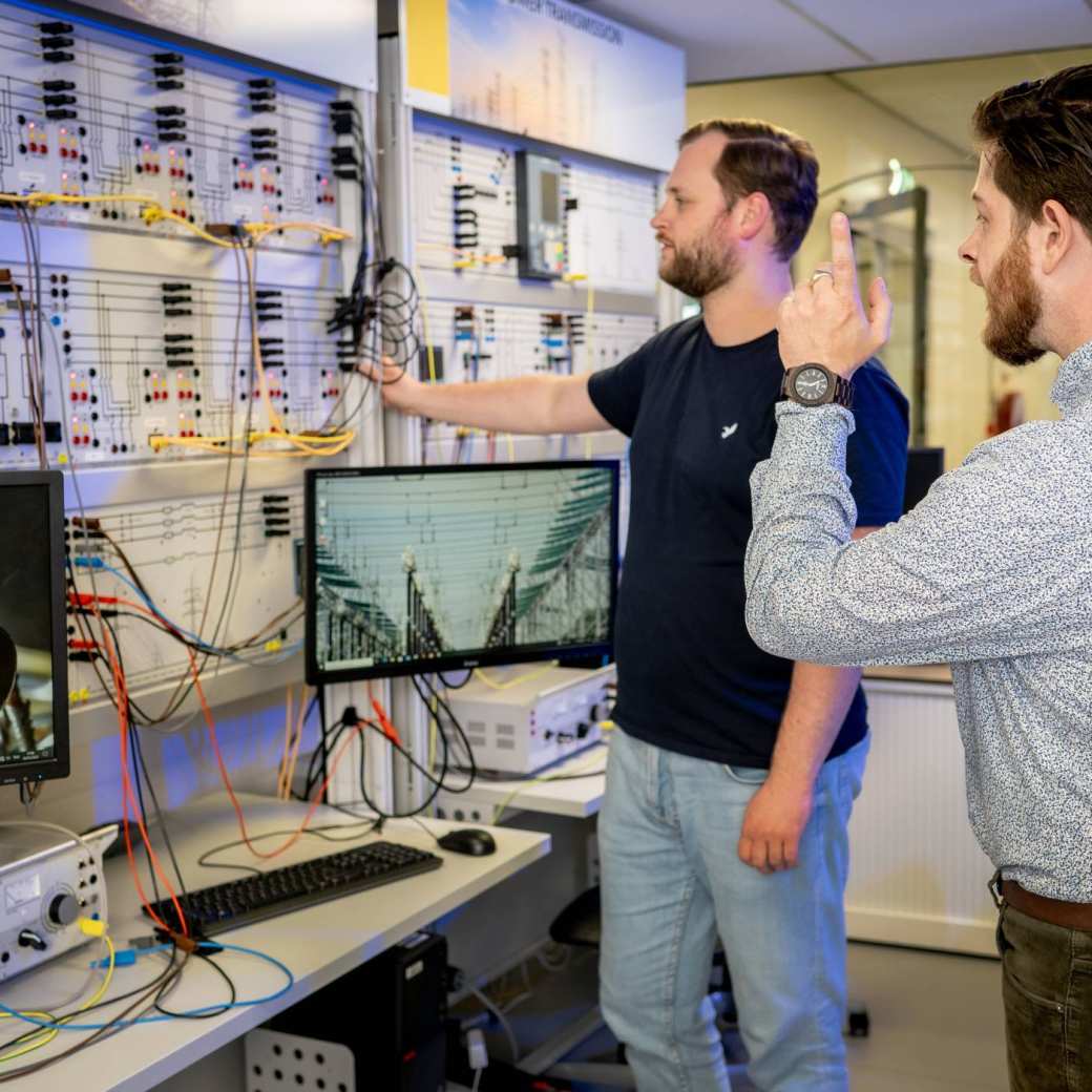 Master Engineering Systems Sustainable Energy student en docent bij de Lucas Nulle panelen.