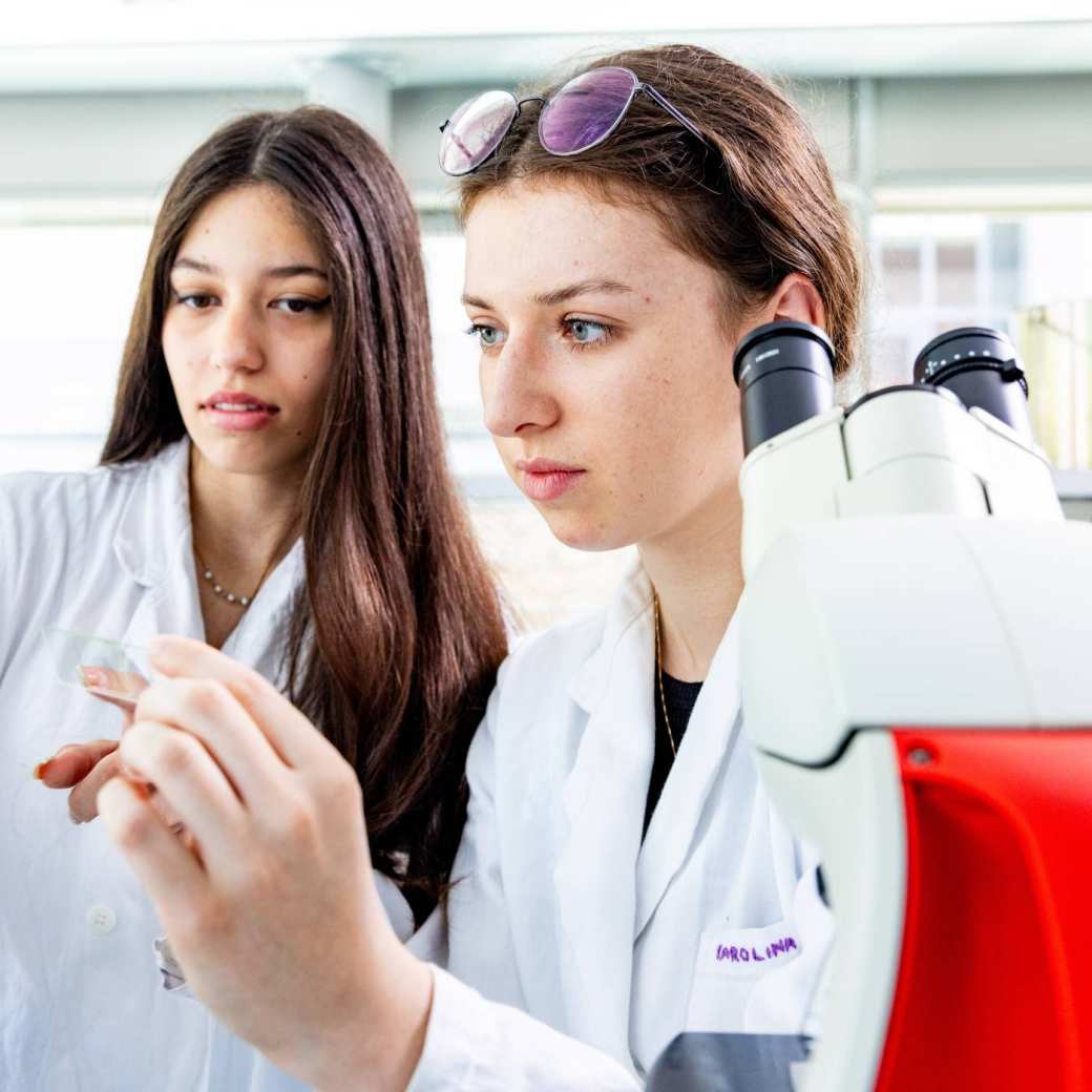 studenten aan het werk met een microscoop