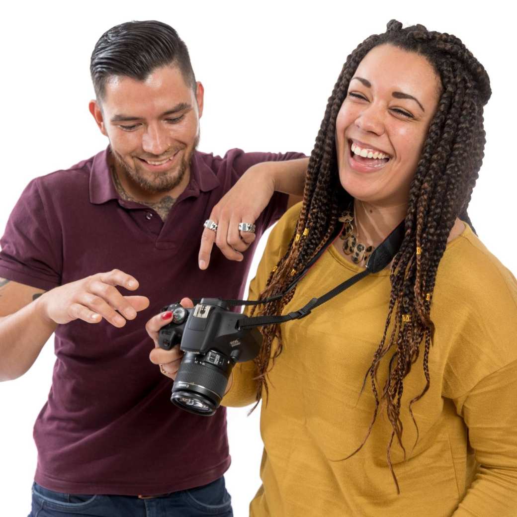 jongen en meisje lachend met fotocamera