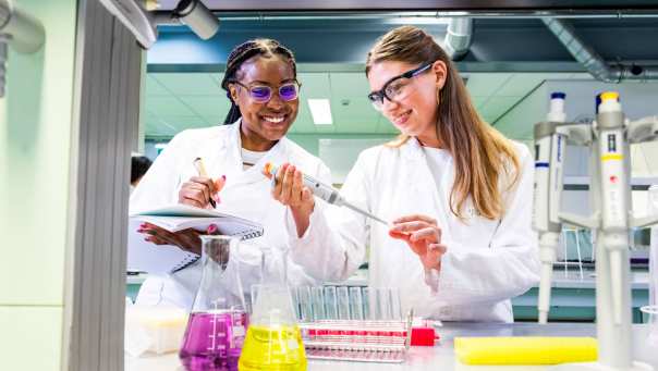 studenten met een pipet aan het werk in een bml lab