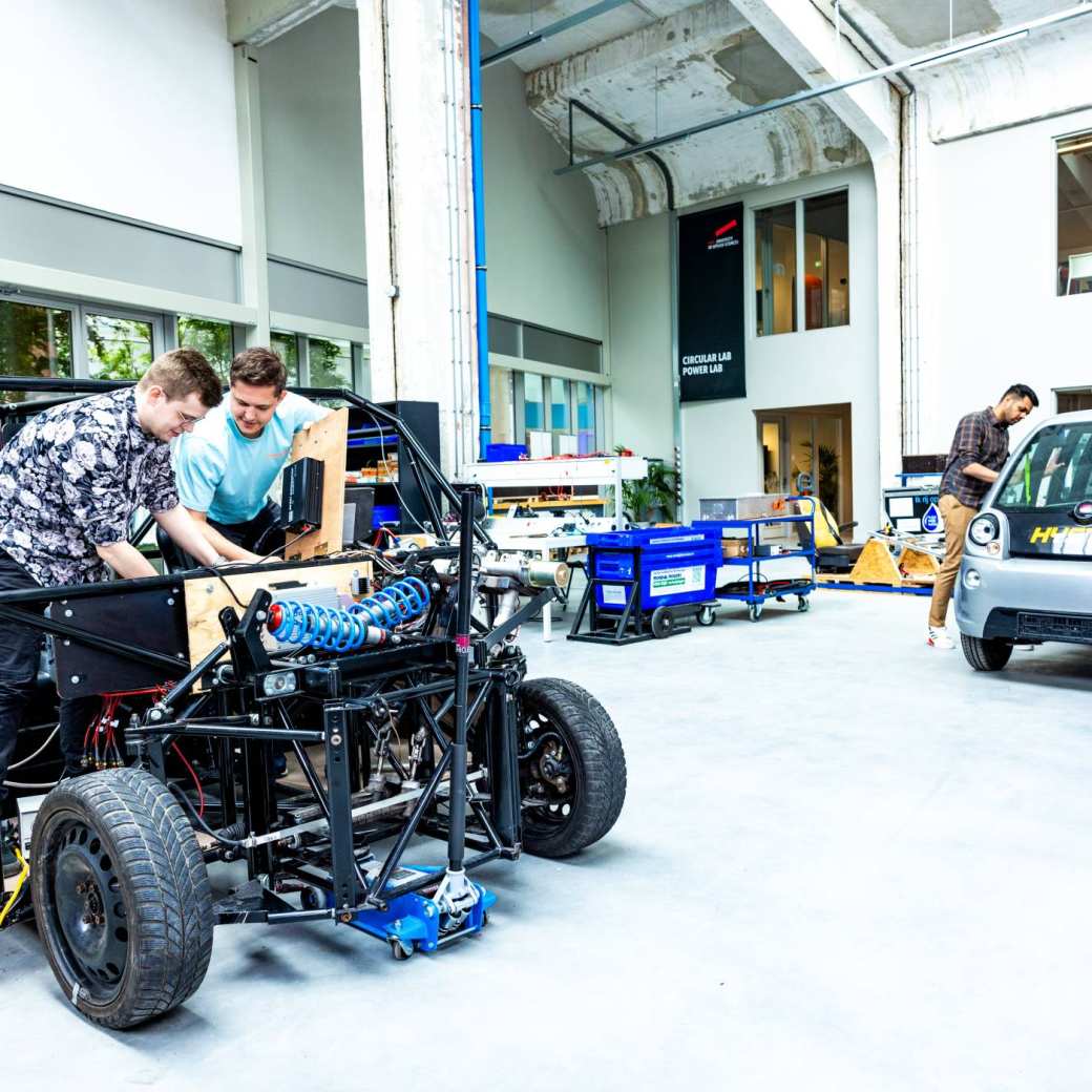 Studenten van de master Engineering Systems Automotive Systems bij de MORE Vehicle op IPKW.