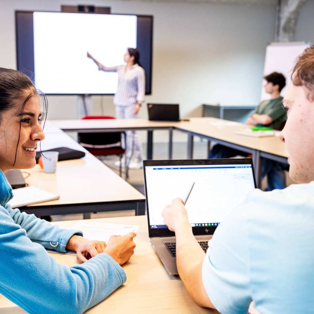 De studenten van de Master Engineering Systems Automotive Systems overleggen in de klas op IPKW.