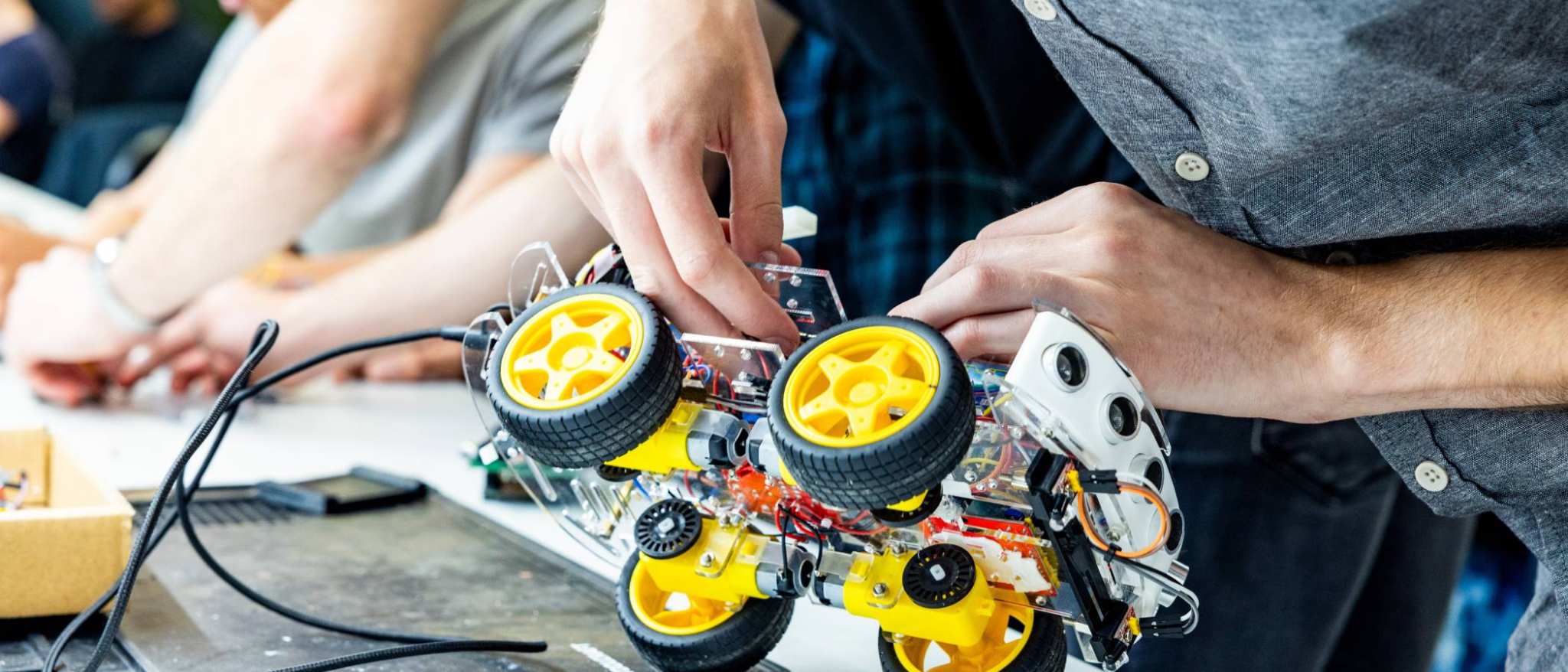Student Marlo van embedded systems engineering werkt aan een programmeerbare auto.