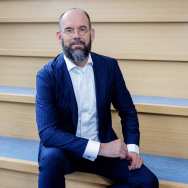 Foto van Rob Verhofstad, voorzitter van het College van Bestuur van de HAN. Zittend op een trap.