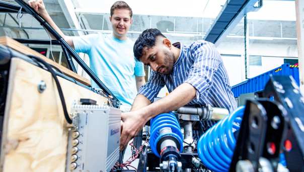 Master Engineering Systems Automotive Systems studenten werken aan de MORE Vehice.