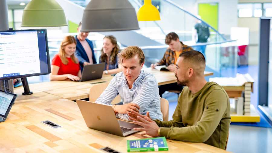 Facility Management, foto 8219, studenten aan het werk op de laptop, samenwerken