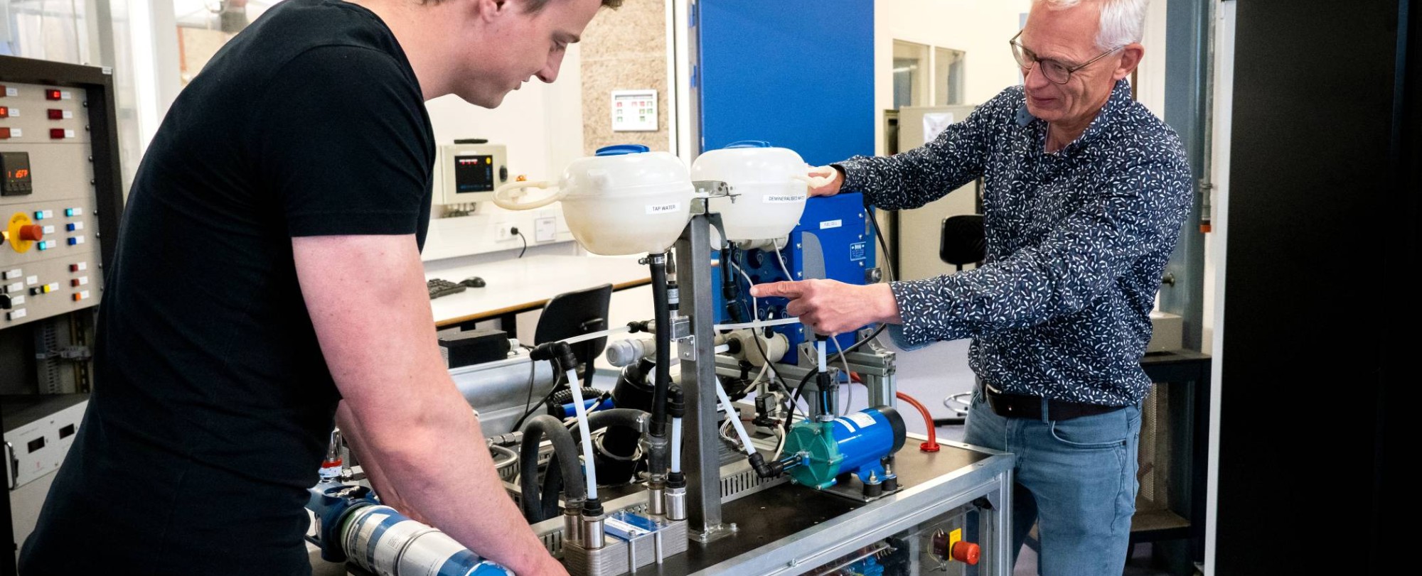 Een automotive docent en student werken samen aan de waterstoftafel.