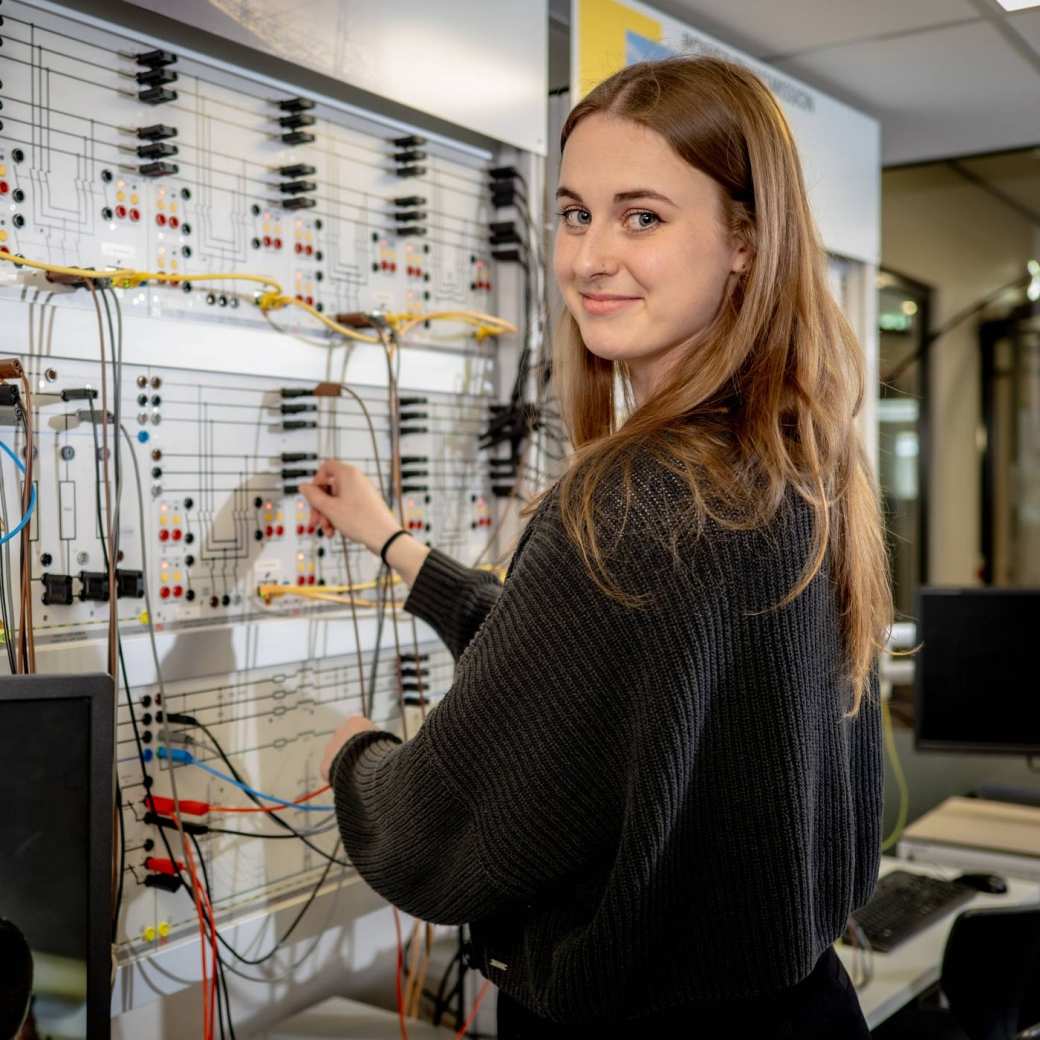 Master Sustainable Energy Engineering Systems studente Lisa bij de Lucas Nulle-panellen.