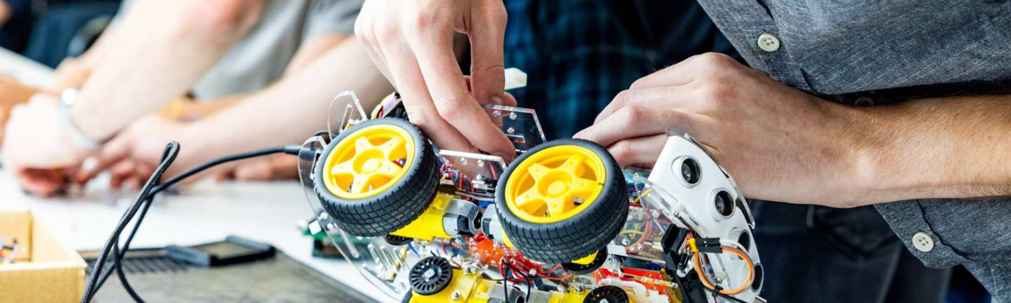 Student Marlo van embedded systems engineering werkt aan een programmeerbare auto.