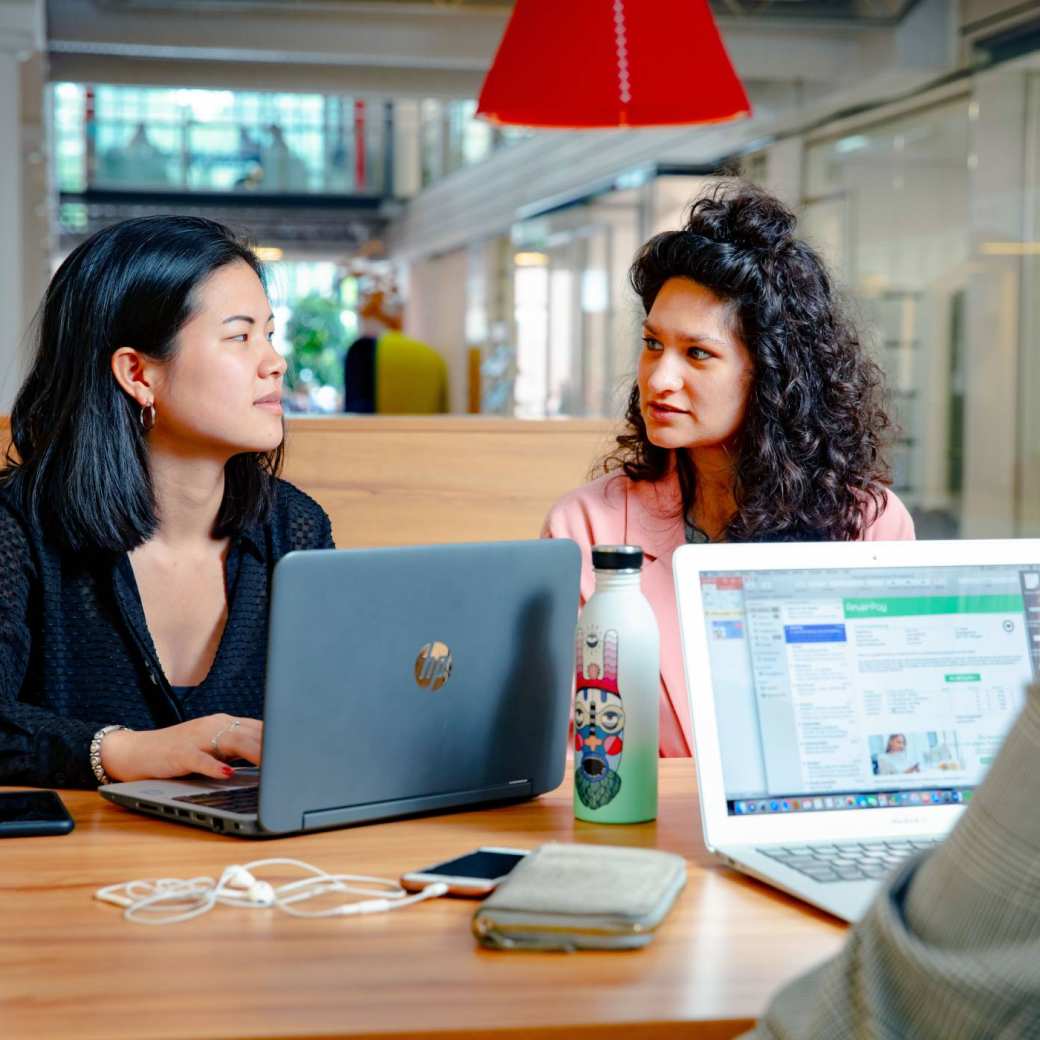 meiden studeren samen met boeken en laptop een meisje rood shirt