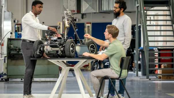 Het MORE-project, de scootmobiel, met een docent en twee studenten van de Master Engineering Systems Cyber Physical Systems.