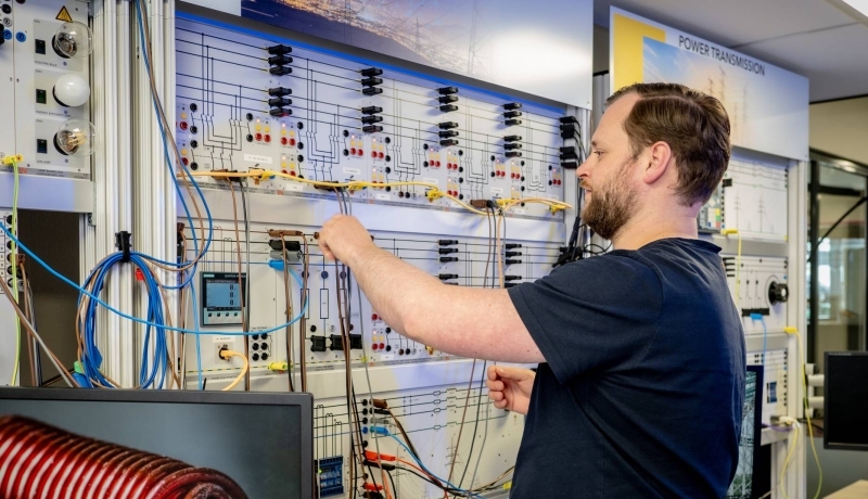 Master Sustainable Energy Engineering Systems student Olaf bij de Lucas Nulle-panellen.