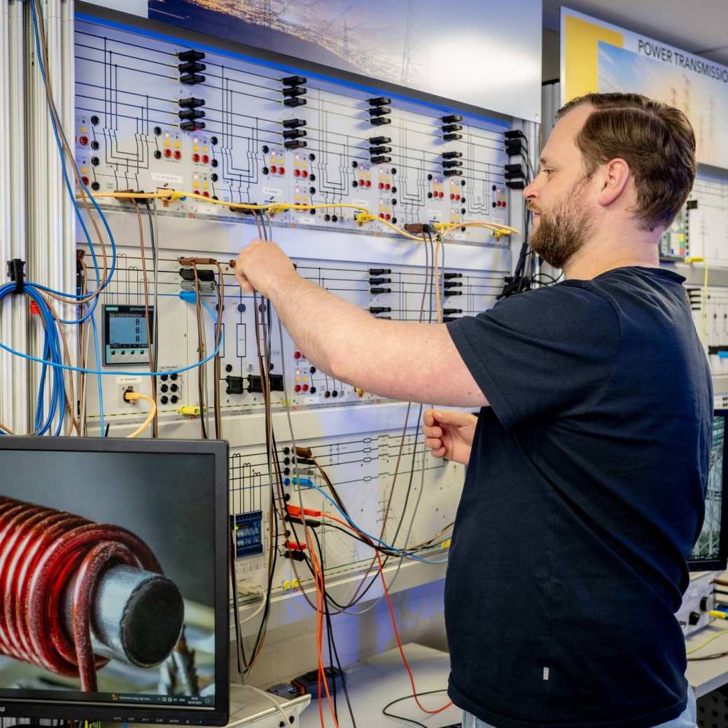 Master Sustainable Energy Engineering Systems student Olaf bij de Lucas Nulle-panellen.