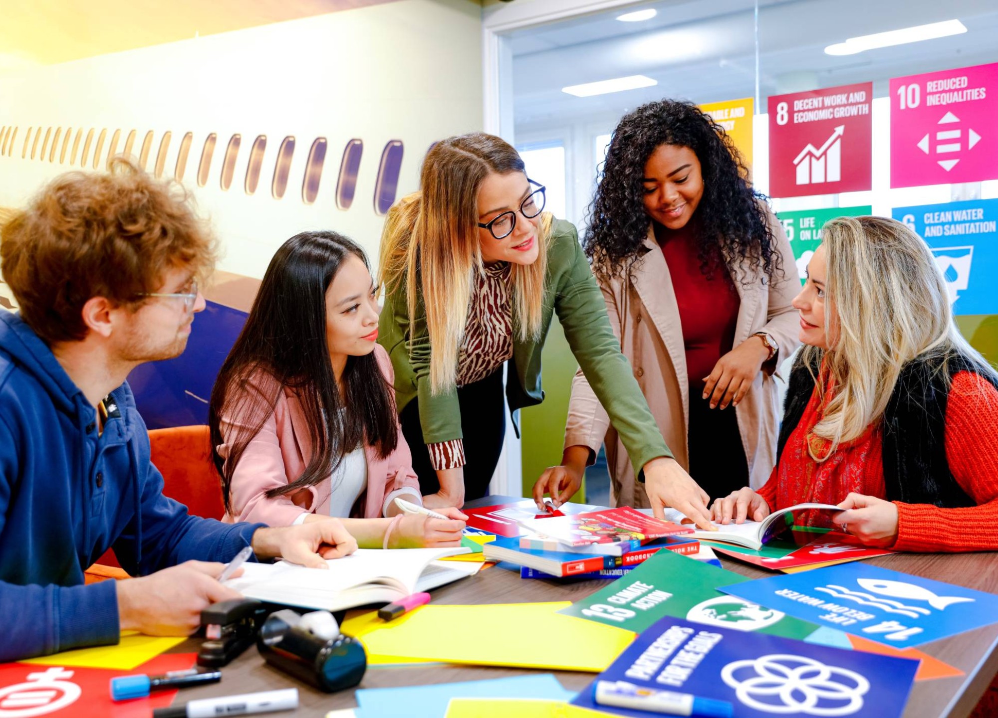 studenten overleggen met global goals