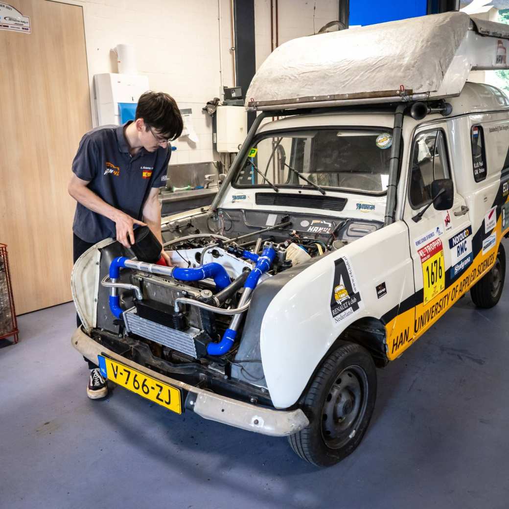 Een student Automotive werkt aan de HAN4L-auto.