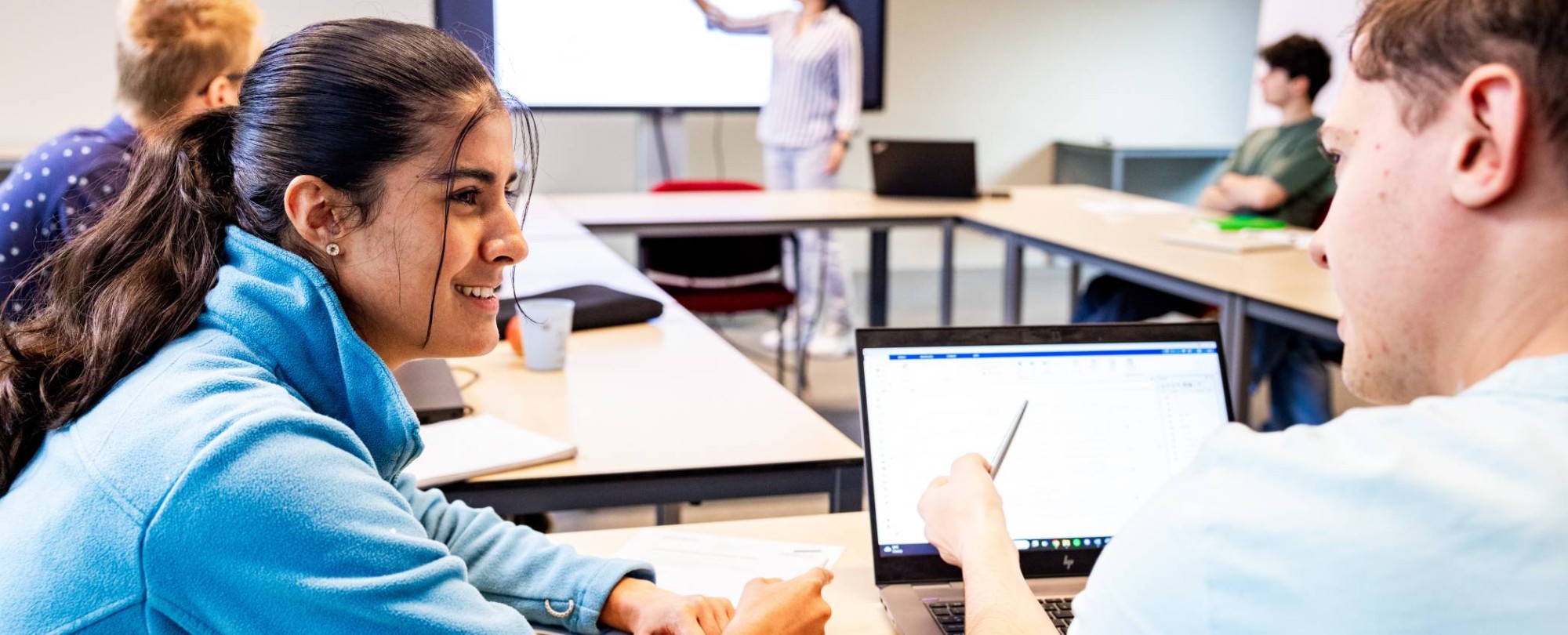 De studenten van de Master Engineering Systems Automotive Systems overleggen in de klas op IPKW.