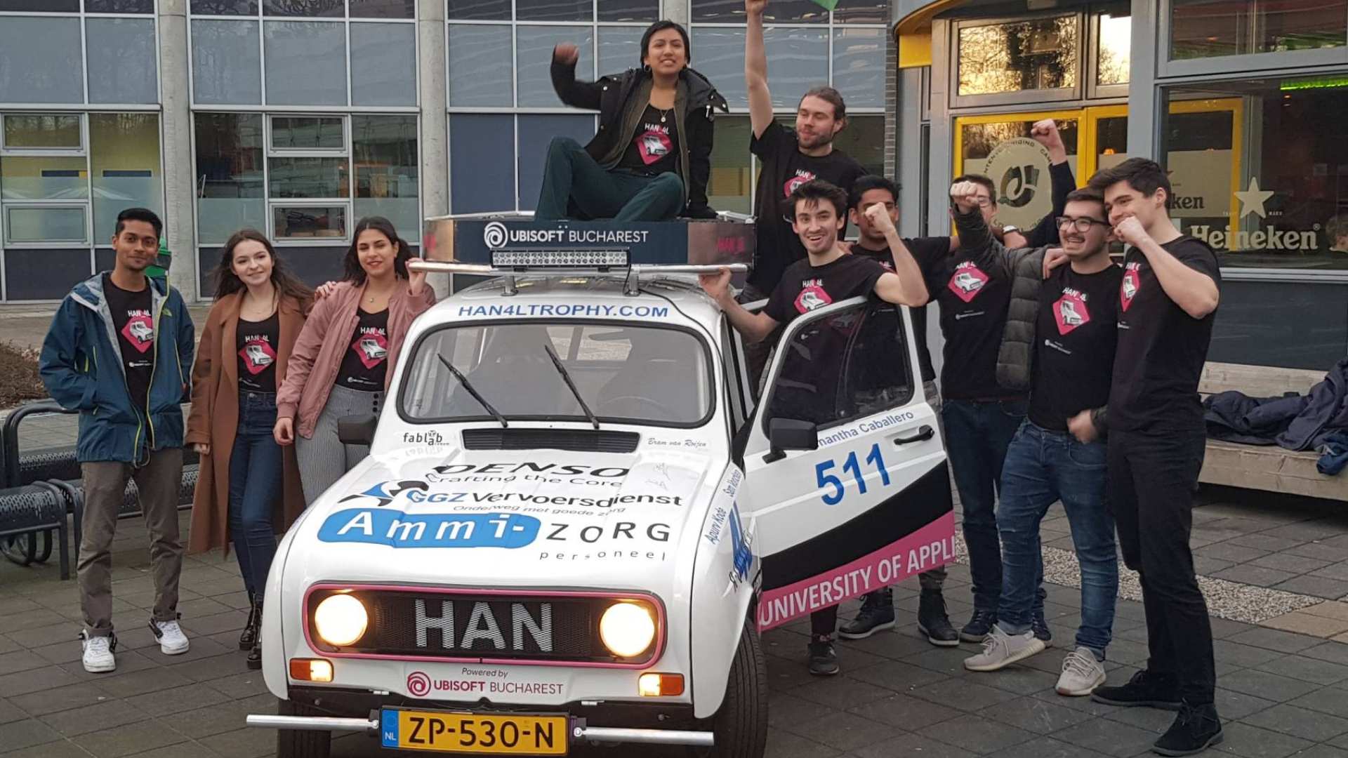 4L trophy studententeam presenteert gepimpte Renault 4