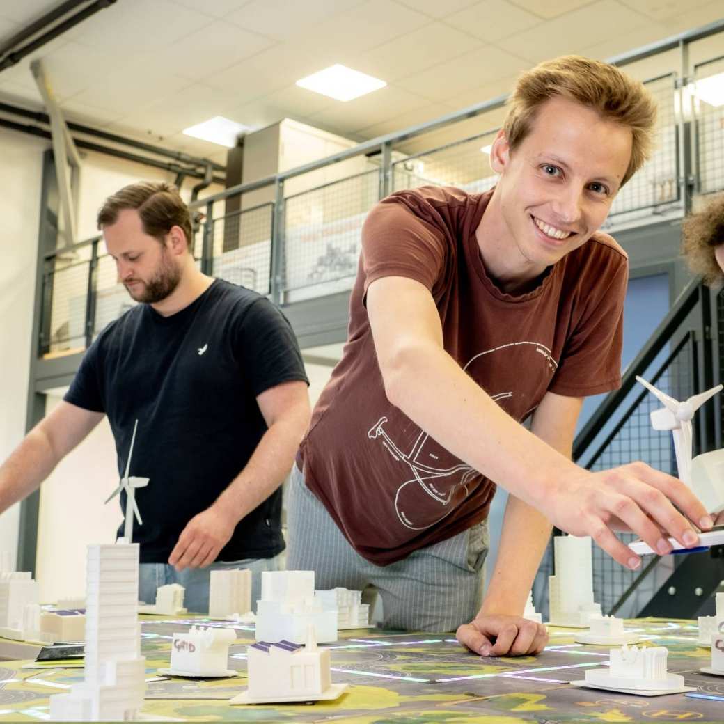 De studenten van de masteropleiding Engineering Systems: Sustainable Energy bij de Smart Grid-demotafel.