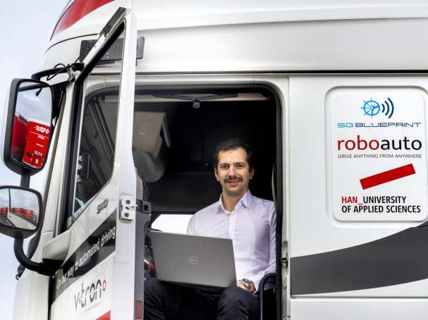 Ambitieuze Master Engineering Systems student bouwt aan de toekomst in Intelligent Mobility. Automotive student Radu Firtat in de truck van V-tron.