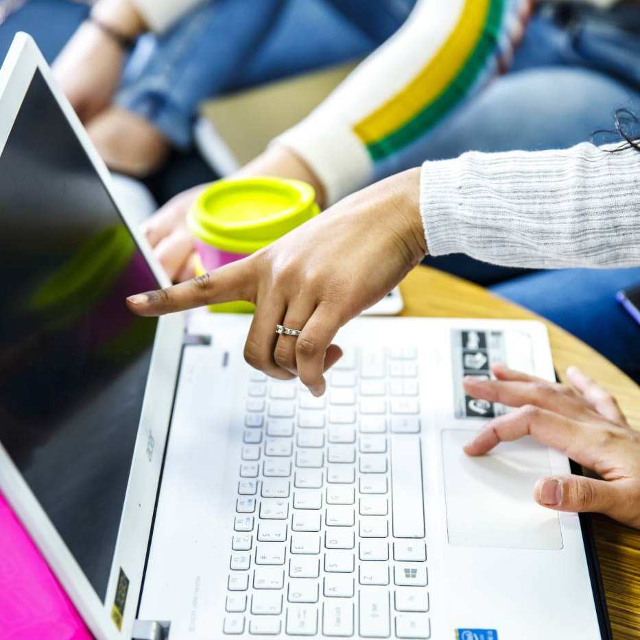 studenten overleggen met laptop