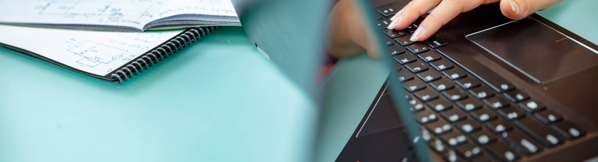 Detailfoto studenten met laptop en aantekeningen