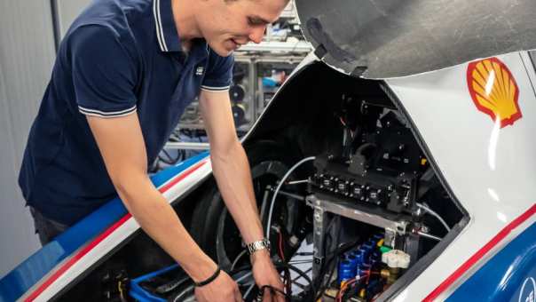 Automotive student Nick werkt aan het MH15-voertuig van de HAN.